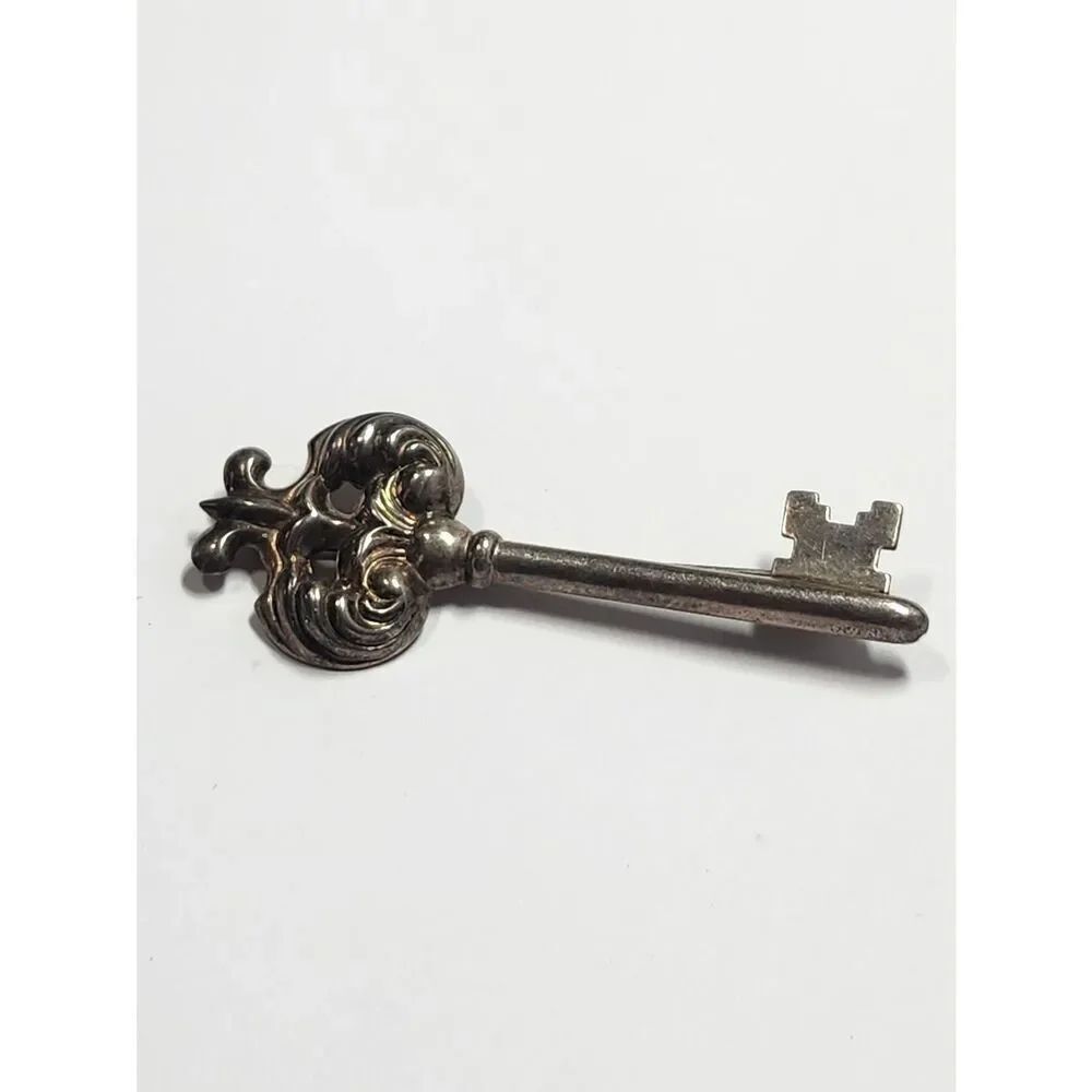 Ornate Vintage Key Brooch in Sterling Silver 925